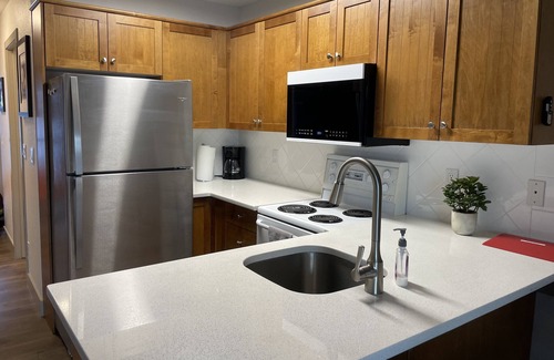 Central Okanagan Condo | Lakefront Condo with Pool & Ocean View - Guest Rated 10/10