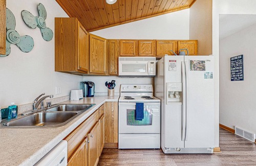 Lake Delton House | Scenic Lakefront Condo with Deck and Private Beach Access