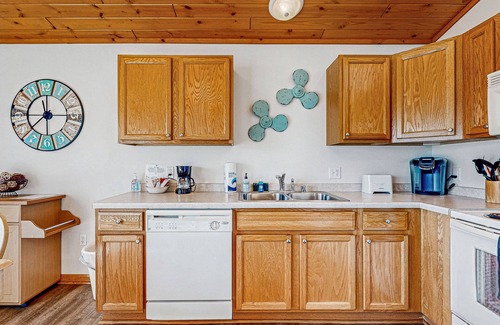 Lake Delton House | Scenic Lakefront Condo with Deck and Private Beach Access