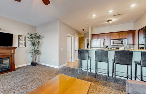 Lake Delton Condo | Lakefront Dog-Friendly Condo with Pools & Beach Access