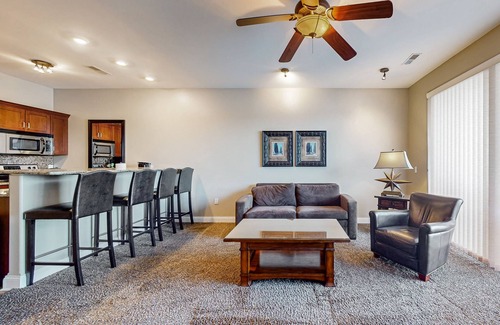 Lake Delton Condo | Lakefront Dog-Friendly Condo with Pools & Beach Access