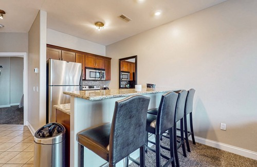 Lake Delton Condo | Lakefront Dog-Friendly Condo with Pools & Beach Access