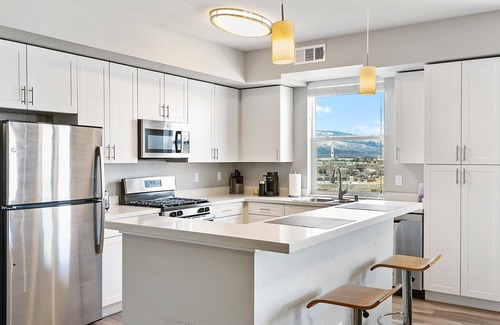Sparks Condo | Relaxing Lakefront Condo with Jacuzzi & Rooftop Views