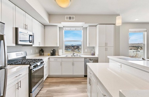 Sparks Condo | Relaxing Lakefront Condo with Jacuzzi & Rooftop Views
