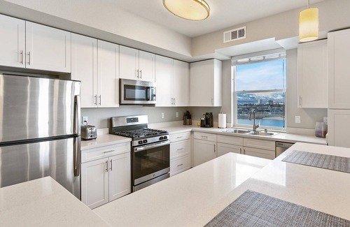 Sparks Condo | Relaxing Lakefront Condo with Jacuzzi & Rooftop Views