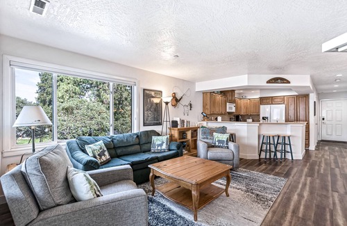 Coeur d'Alene Condo | Scenic Lakefront Condo with Balcony and Cozy Fireplace