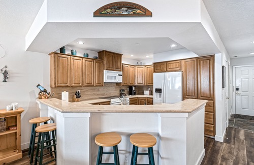 Coeur d'Alene Condo | Scenic Lakefront Condo with Balcony and Cozy Fireplace