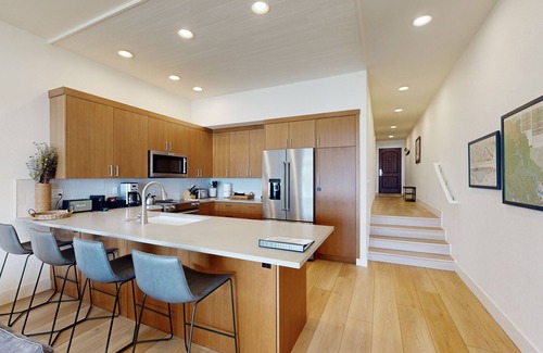 Chelan Condo | Lakefront Condo with Mountain Views & Inviting Amenities