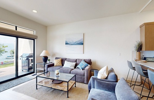 Chelan Condo | Lakefront Condo with Mountain Views & Inviting Amenities