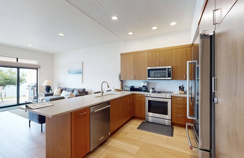 Chelan Condo | Lakefront Condo with Mountain Views & Inviting Amenities
