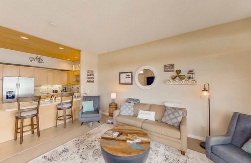 Chelan Condo | Lakefront Condo with Hot Tub, Beach Access & Shared Pools