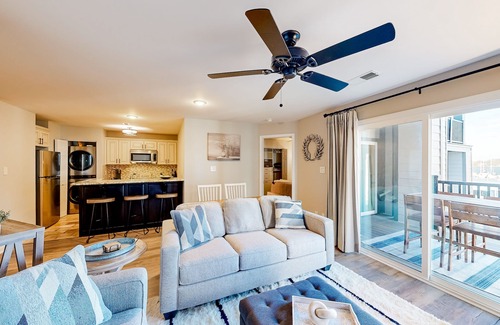 Cornelius Condo | Relaxing Lakefront Condo with Pool & Private Balcony