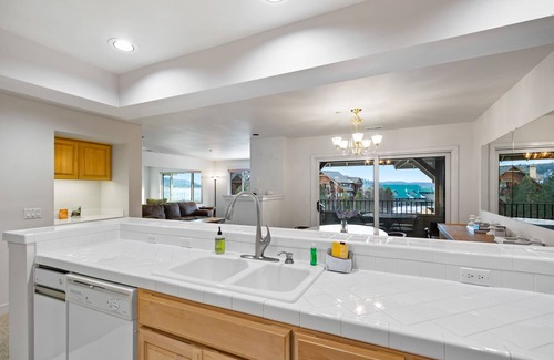 Coeur d'Alene Condo | Lakefront Condo: WiFi, Marina Access & Beach Volleyball Fun