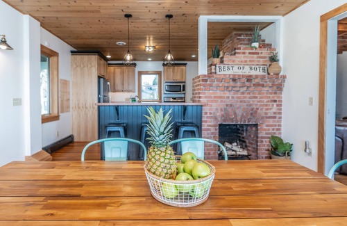 South Butler House | Lakefront Cottage: Ideal Retreat with Ocean and Lake Views