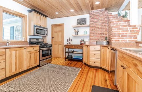 South Butler House | Lakefront Cottage: Ideal Retreat with Ocean and Lake Views