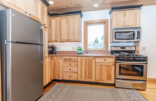 South Butler House | Lakefront Cottage: Ideal Retreat with Ocean and Lake Views