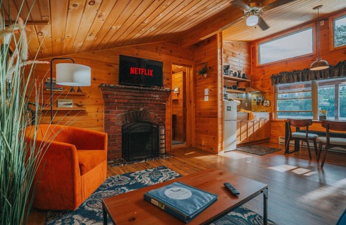 Long Lake Cabin | Romantic Getaway at Cottage #8 with Family-Friendly Amenities