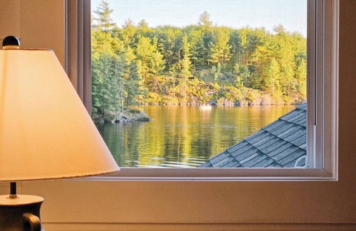 Torrance Cottage | Lakefront Cottage in Muskoka | SAUNA & Beach