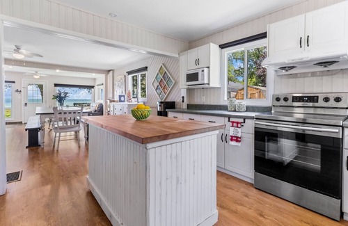 Dunnville Cottage | Lakefront Cottage with Private Beach & Spa Amenities