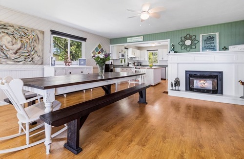Dunnville Cottage | Lakefront Cottage with Private Beach & Spa Amenities