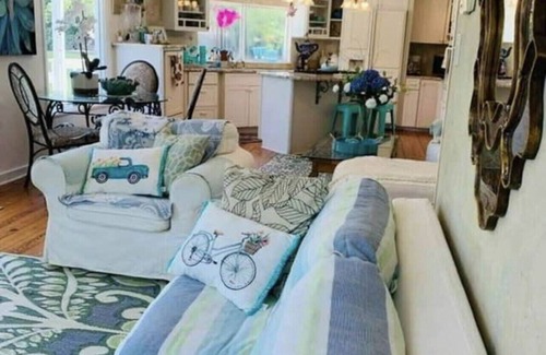 Garner Cove Cottage | Pet-Friendly Lakefront Cottage with Hot Tub & Kayaks