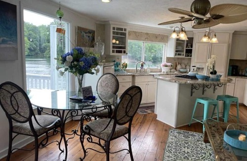 Garner Cove Cottage | Pet-Friendly Lakefront Cottage with Hot Tub & Kayaks