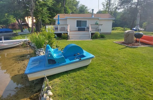 Harrison Cottage | Scenic Lakefront Cottage on Sutherland Lake - Pet Friendly
