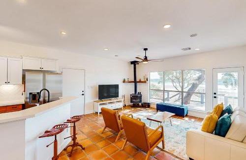 Lago Vista House | Scenic Lakefront Cottage with Ocean View Amenities