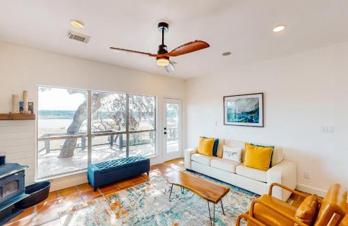 Lago Vista House | Scenic Lakefront Cottage with Ocean View Amenities