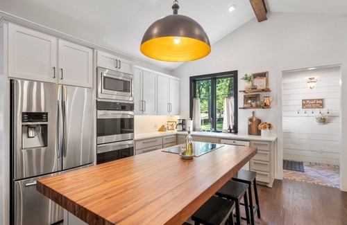 Dogwood House | Serene Lakefront Cottage with Ocean Views - Guest Rated 10/10