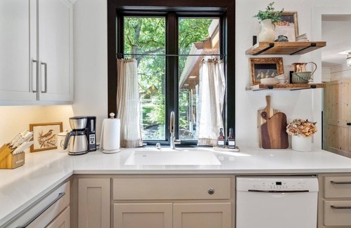 Dogwood House | Serene Lakefront Cottage with Ocean Views - Guest Rated 10/10