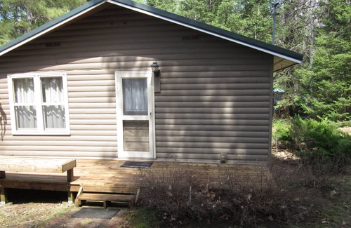 Crandon Cottage | Idyllic Lakefront Cottage with Pontoon & Pet-Friendly Perks
