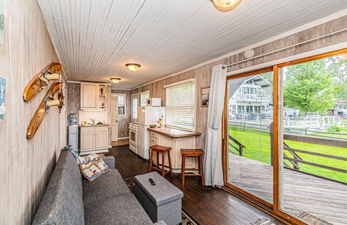 Fox Lake Cottage | Relaxing Lakefront Cottage with Spectacular Sunsets