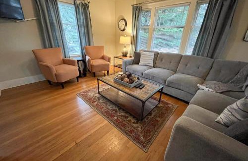 Green Lake House | Scenic Lakefront Craftsman: Family-Friendly Retreat