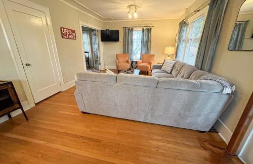 Green Lake House | Scenic Lakefront Craftsman: Family-Friendly Retreat