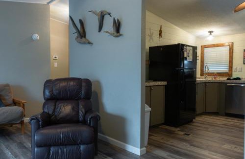 Mead House | Scenic Lakefront Dockside Cabin - Family-Friendly Retreat