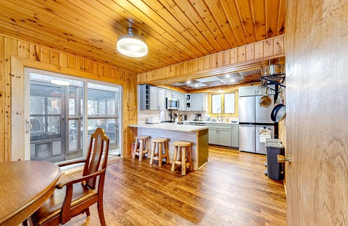Lac du Flambeau Cottage | Idyllic Lakefront Retreat: Dog-Friendly with Canoe & Sauna