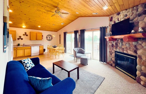 Lake Delton Condo | Inviting Lakefront Condo with Beach Access and Dog-Friendly Perks