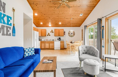 Lake Delton Condo | Inviting Lakefront Condo with Beach Access and Dog-Friendly Perks