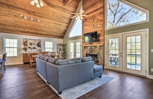 Eatonton House | Lakefront Getaway in Eatonton: Family-Friendly Retreat