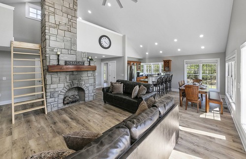 New Tazewell House | Idyllic Lakefront Getaway at Summer Breeze with Private Dock