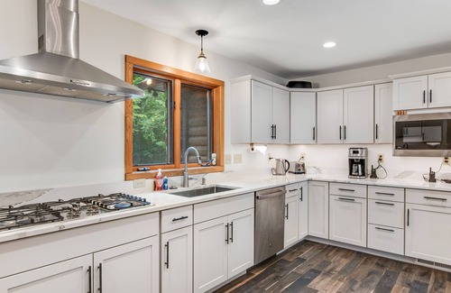 Lac du Flambeau House | Lakefront Estate with Game Room, Hot Tub & Gym - 10/10 Rating