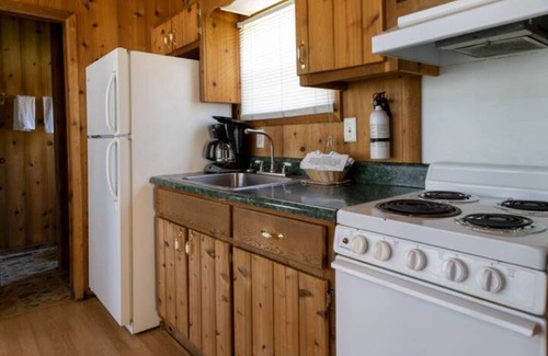 Cadiz Cottage | Lakefront Family Fort 79: Dog-Friendly & Pool Access