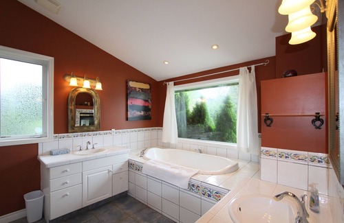 Okanagan-Similkameen House | Family-Friendly Lakefront Retreat with Beach Access & Pool