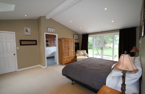 Okanagan-Similkameen House | Family-Friendly Lakefront Retreat with Beach Access & Pool