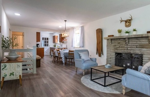 Warsaw House | Charming Waterfront Cottage with Lake View and Breakfast