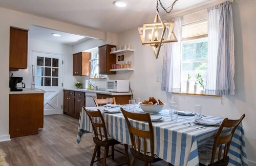 Warsaw House | Charming Waterfront Cottage with Lake View and Breakfast