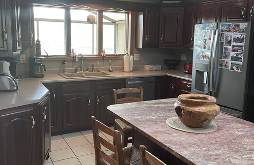 Abingdon Cabin | Inviting Lake House with Hot Tub & Firepit Near Creeper Trail