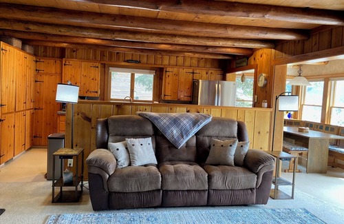 Somers House | Lakefront Retreat: Exceptional Comfort by the Water