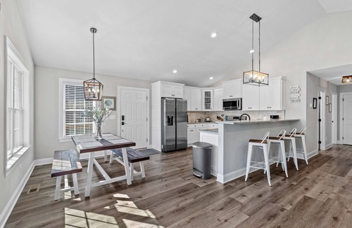 Southmont House | Unforgettable Lakefront Getaway with Kayaks and Fire Pit
